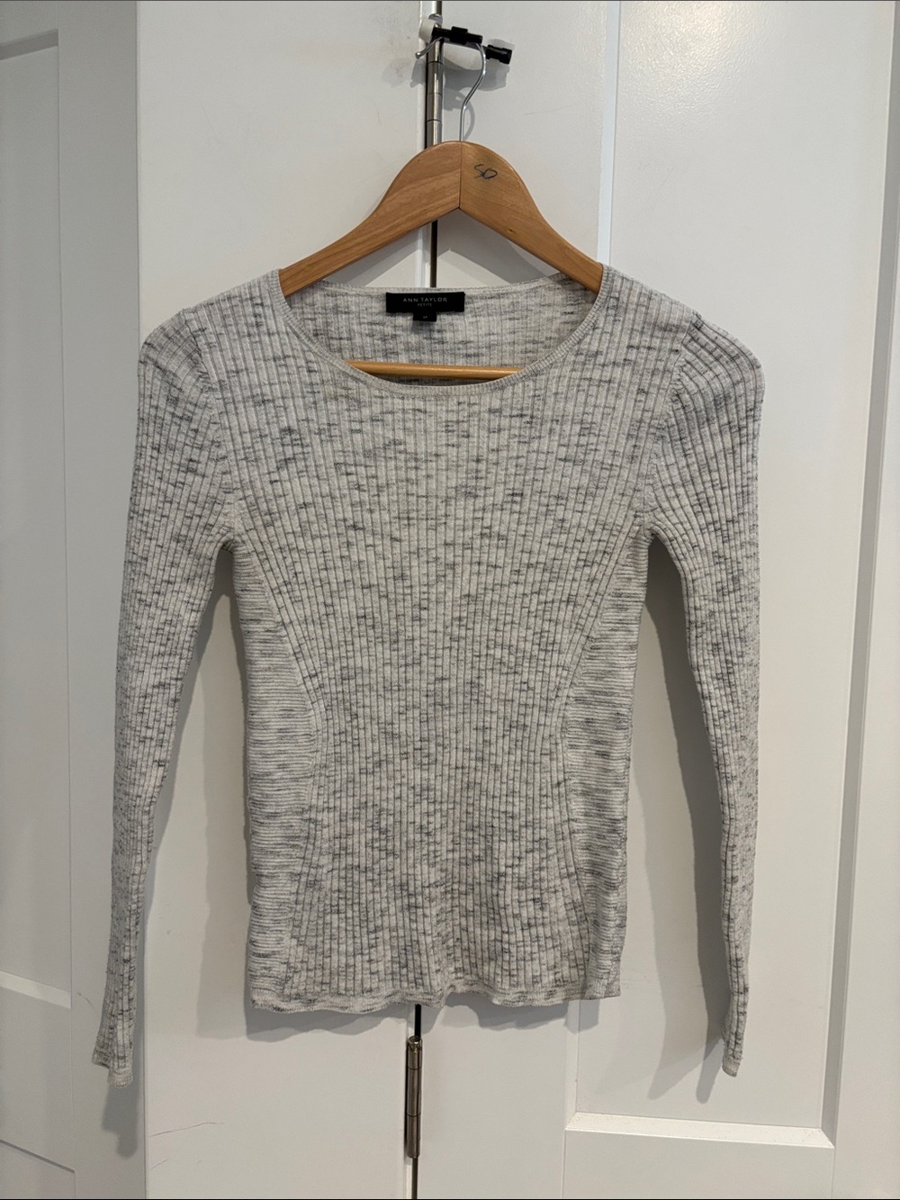 Ann Taylor Heathered Light Gray Ribbed Long-Sleeve Top. Size S Petite
